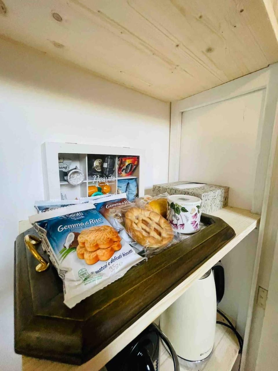 Lounge or bar, Food and drinks, Food, minibar