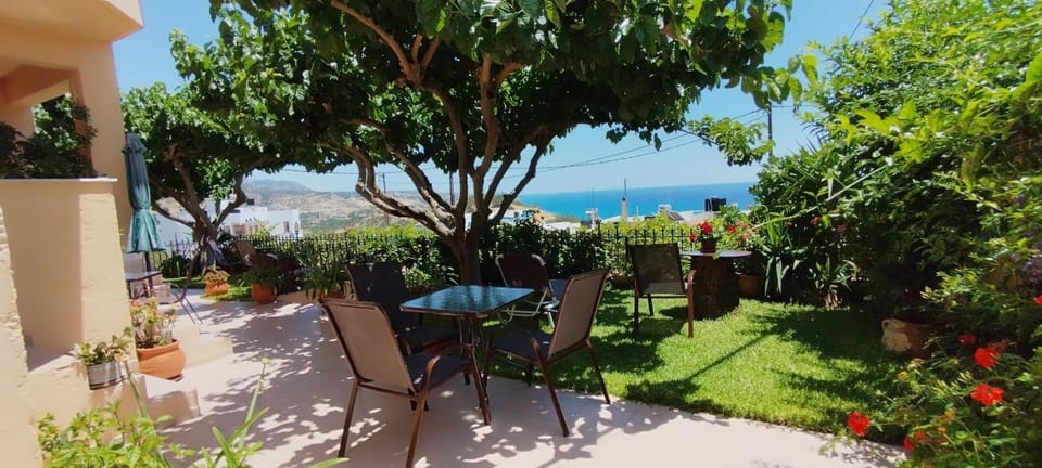 Garden, Dining area, Pool view