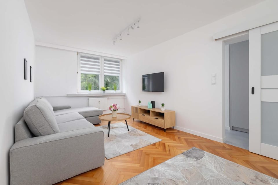 TV and multimedia, Living room, Photo of the whole room, Seating area, Bedroom