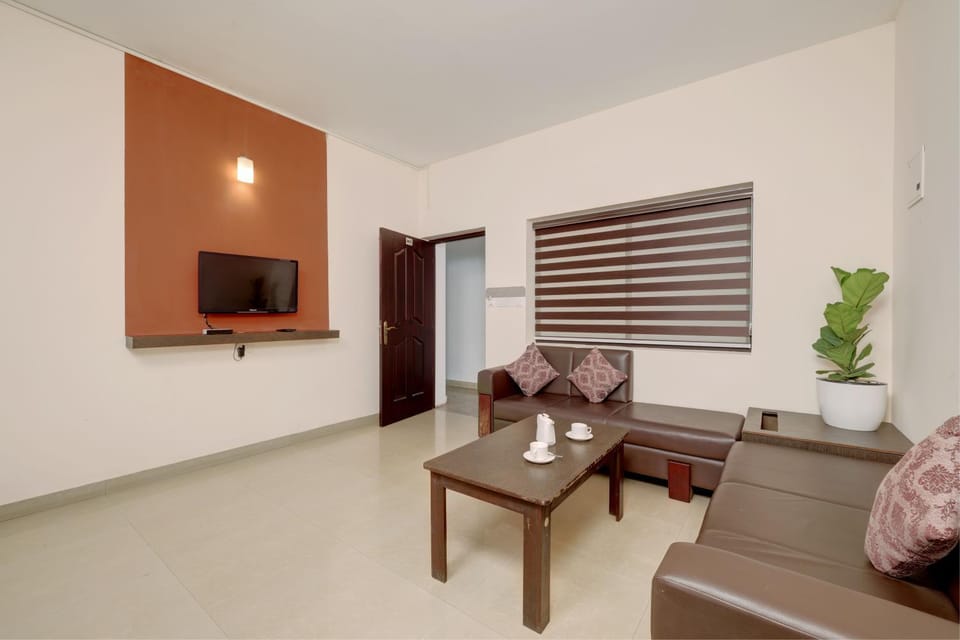Communal lounge/ TV room, Living room, Food, furniture
