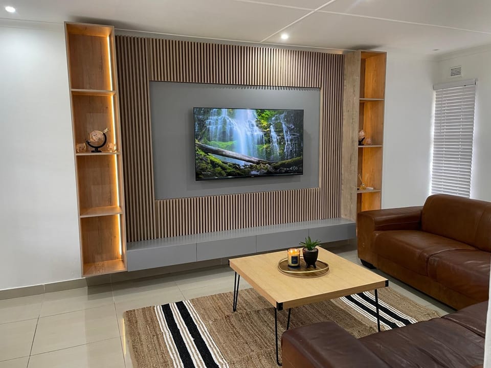 Communal lounge/ TV room, TV and multimedia, Living room, Seating area, Evening entertainment