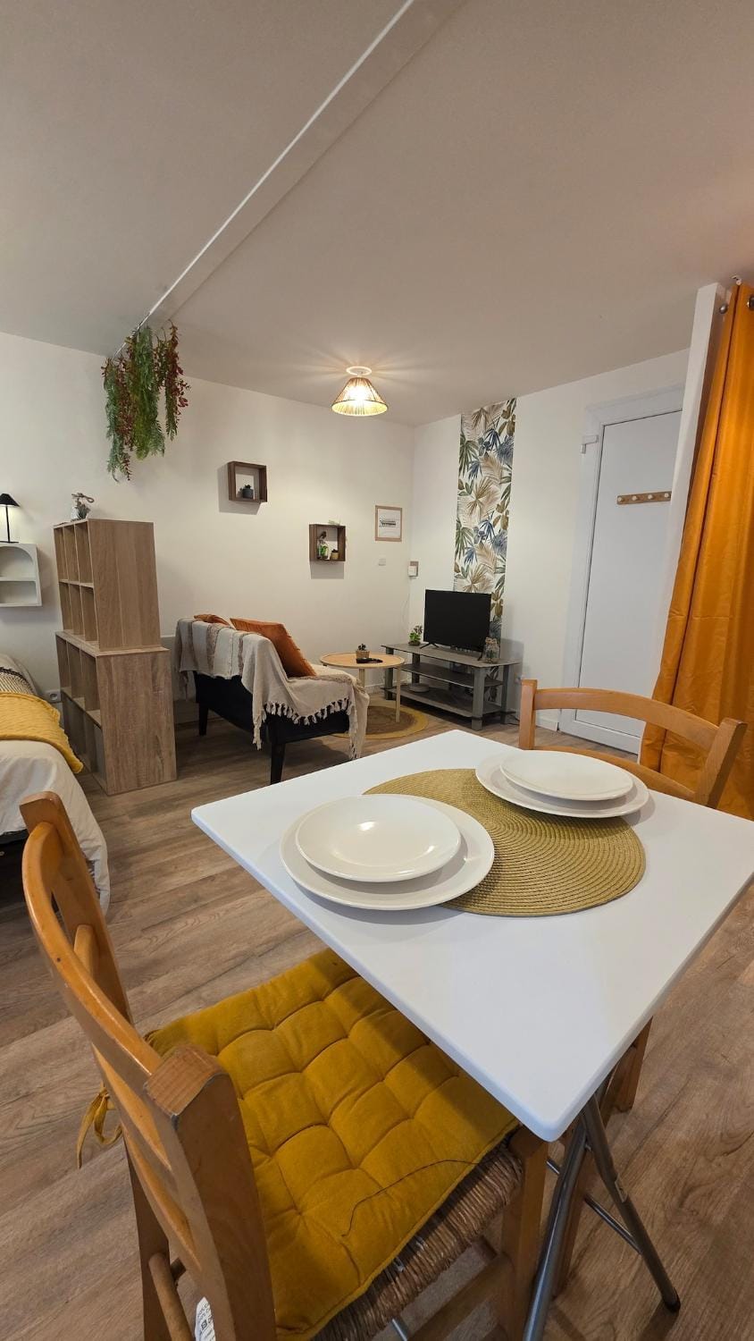Seating area, Dining area