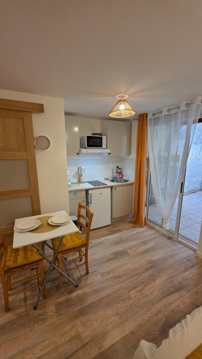 Kitchen or kitchenette, Dining area, stove