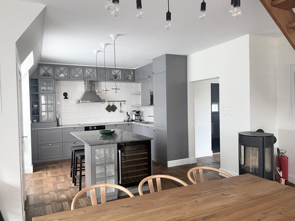 Kitchen or kitchenette, Dining area