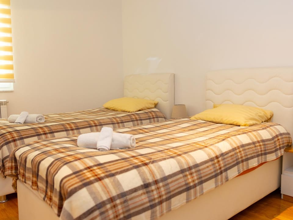 Bed, Bedroom, towels