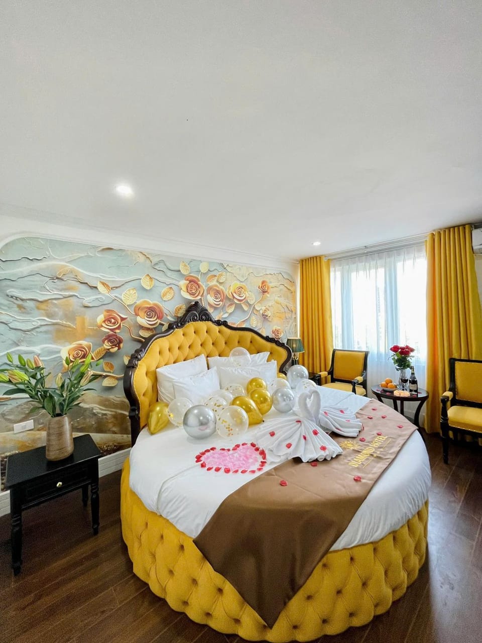 Bed, Living room, Photo of the whole room, Seating area, Bedroom, towels