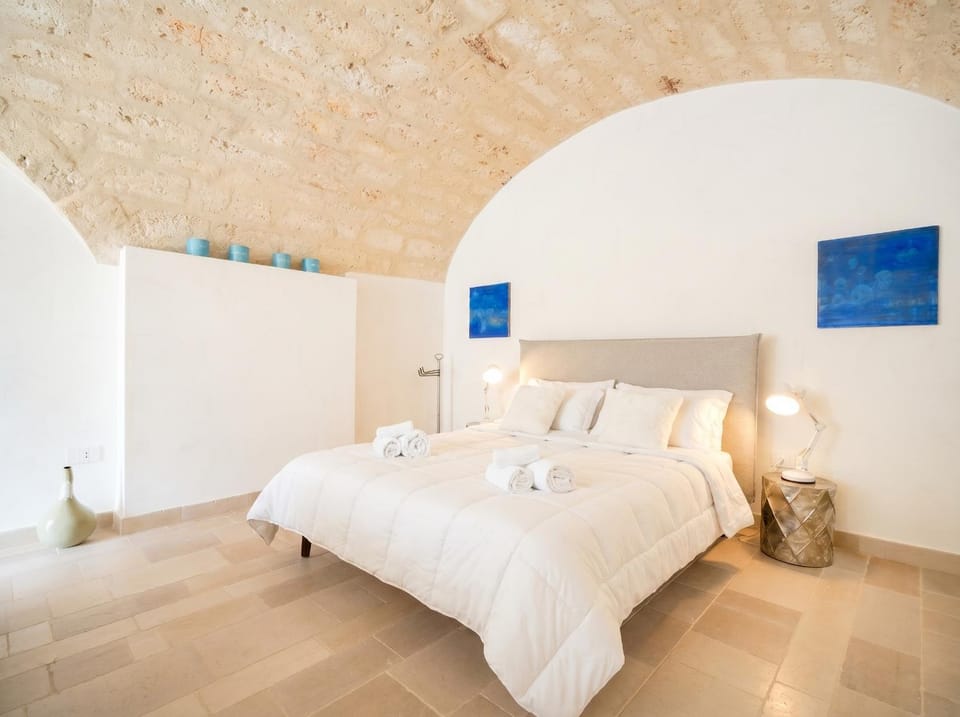 Palazzo Della Tore 001-Elegant Historic Escape Apartment in Bari