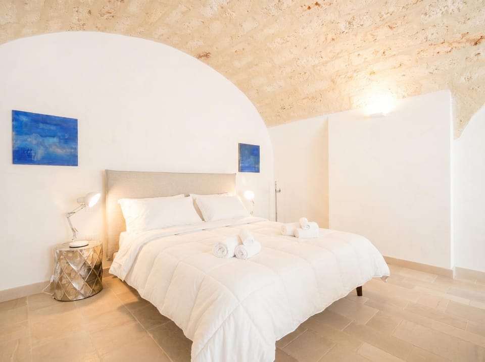 Palazzo Della Tore 001-Elegant Historic Escape Apartment in Bari