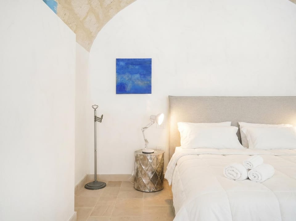Palazzo Della Tore 001-Elegant Historic Escape Apartment in Bari
