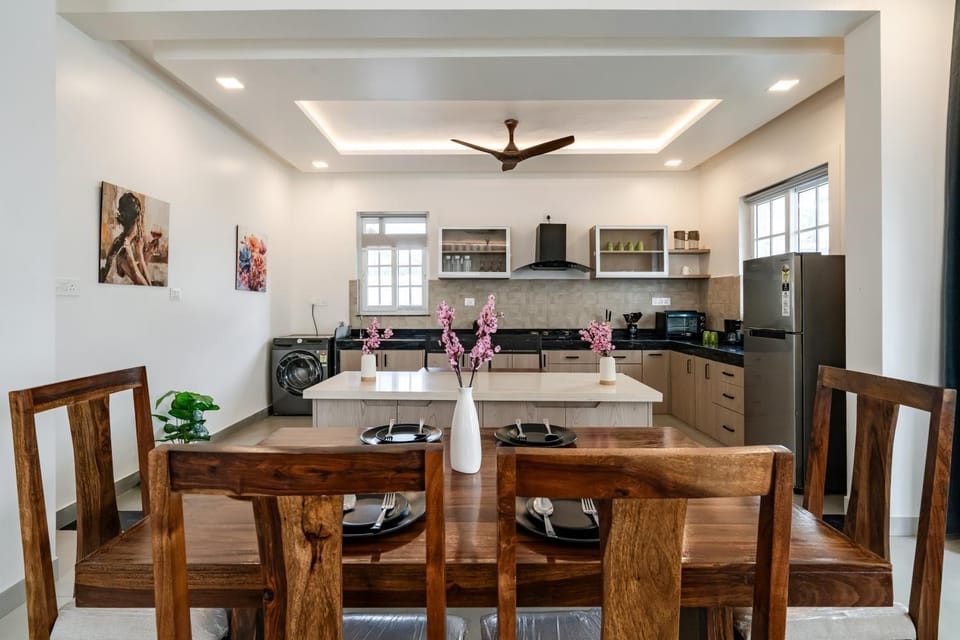Kitchen or kitchenette, Living room, Seating area, Dining area, pet friendly