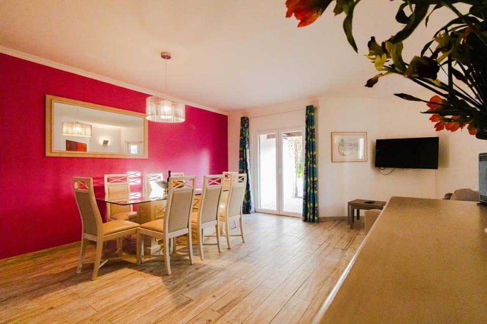 Communal lounge/ TV room, TV and multimedia, Living room, Seating area, Dining area