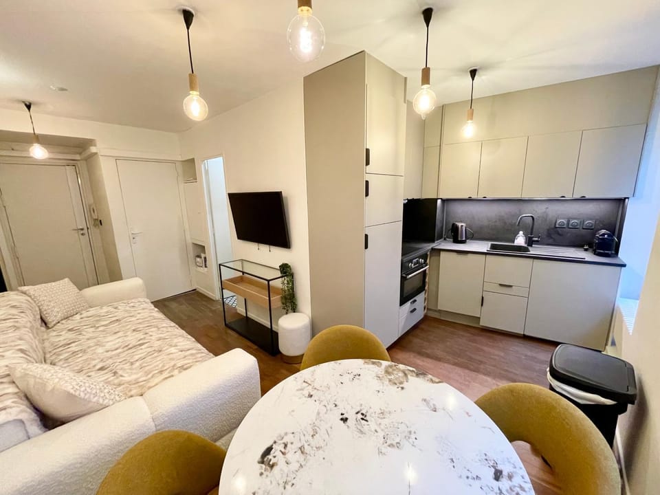 TV and multimedia, Kitchen or kitchenette, Living room, Seating area