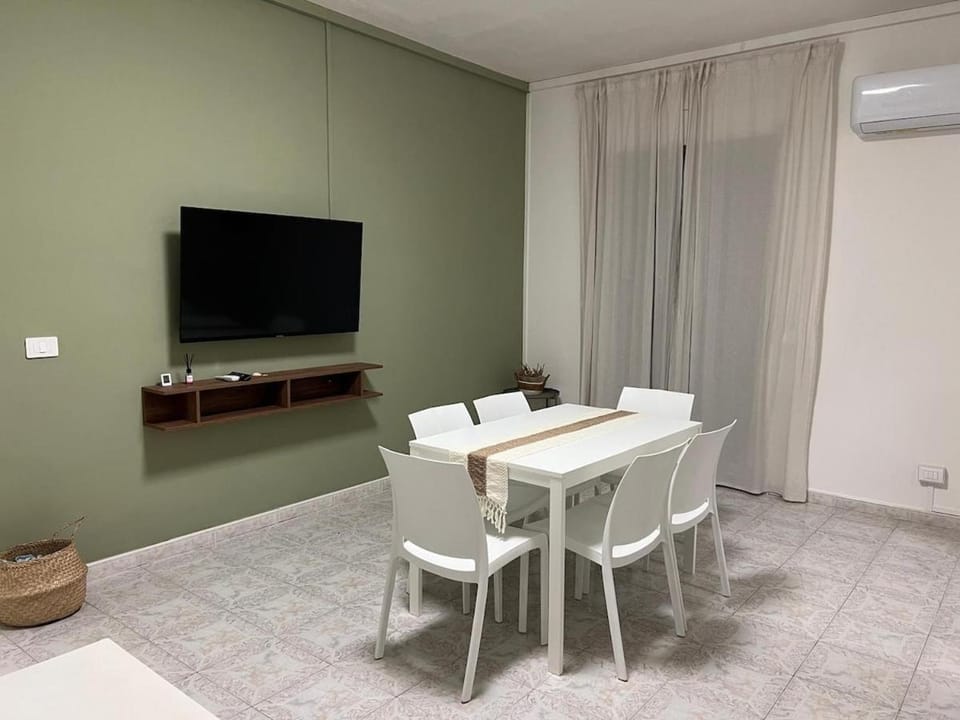 TV and multimedia, Living room, Dining area, air conditioner