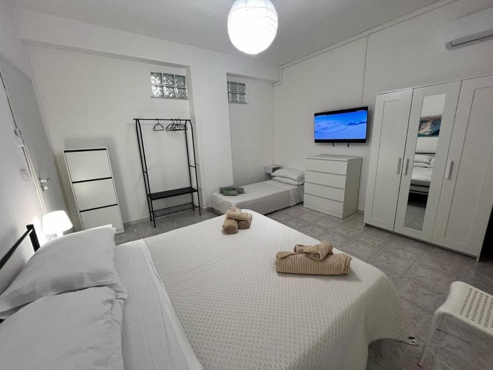 Bed, TV and multimedia, Photo of the whole room, Bedroom, towels, wardrobe