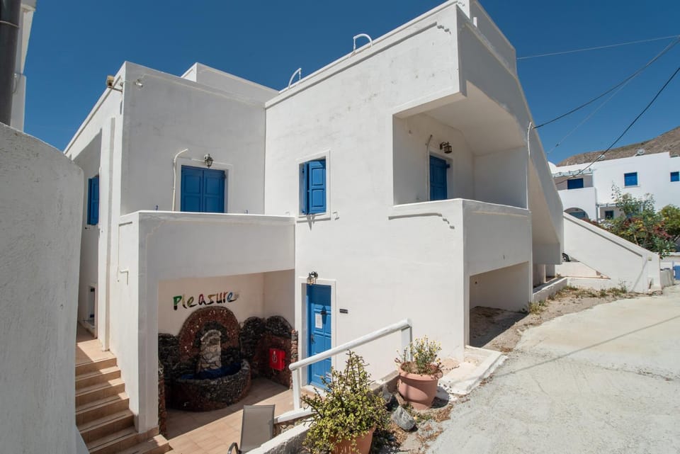 Hotel Pleasure Blackbeach Santorini Bed and Breakfast in Perissa