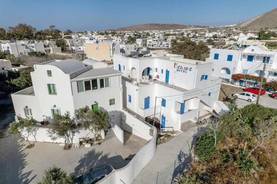 Hotel Pleasure Blackbeach Santorini Bed and Breakfast in Perissa