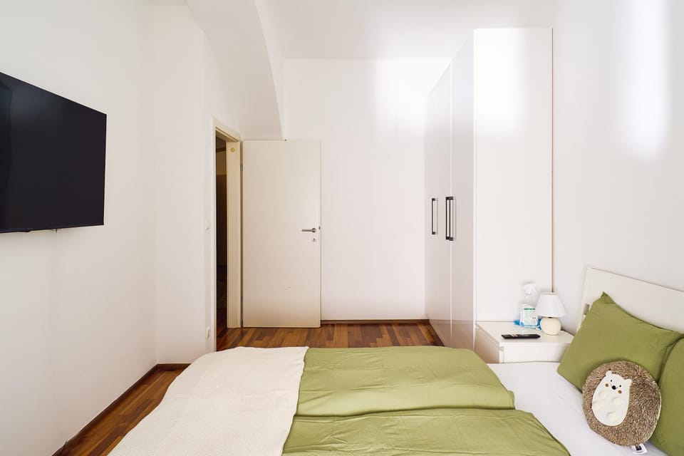 Bed, TV and multimedia, Bedroom, towels