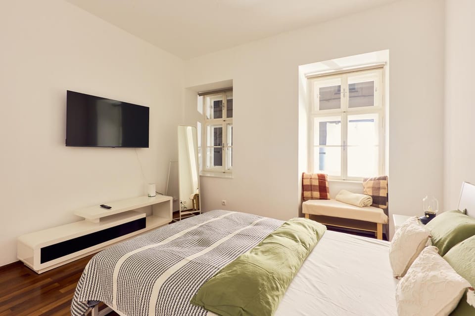 Bed, TV and multimedia, Bedroom
