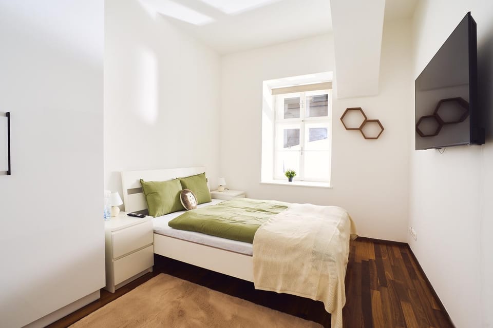Bed, TV and multimedia, Bedroom