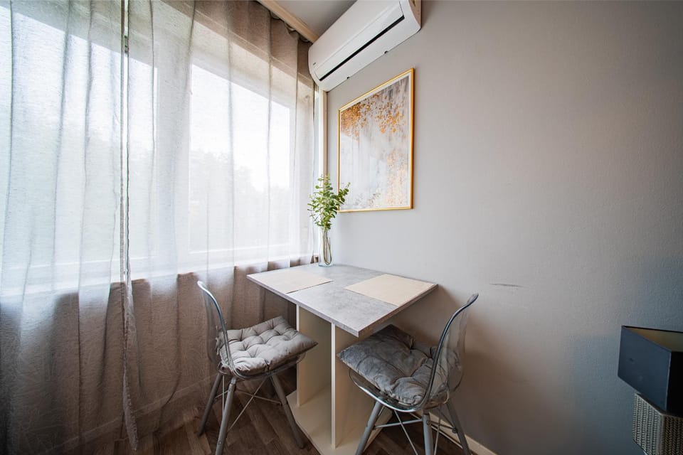 Seating area, Dining area, Family, air conditioner