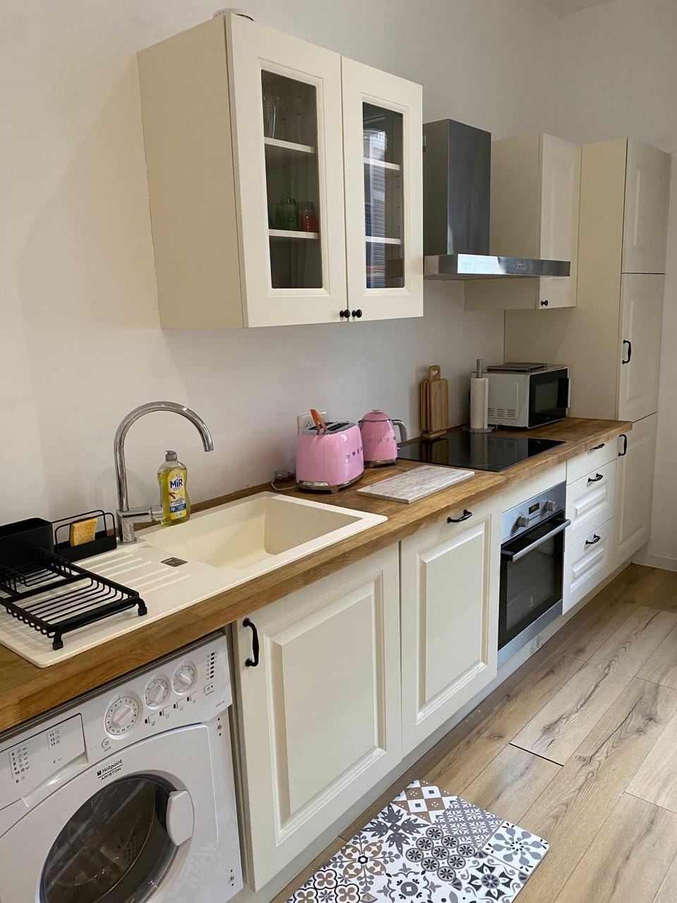 Coffee/tea facilities, Kitchen or kitchenette, oven, stove, toaster