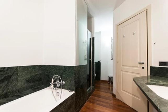 Hidden Retreat - Duomo Apartment in Milan