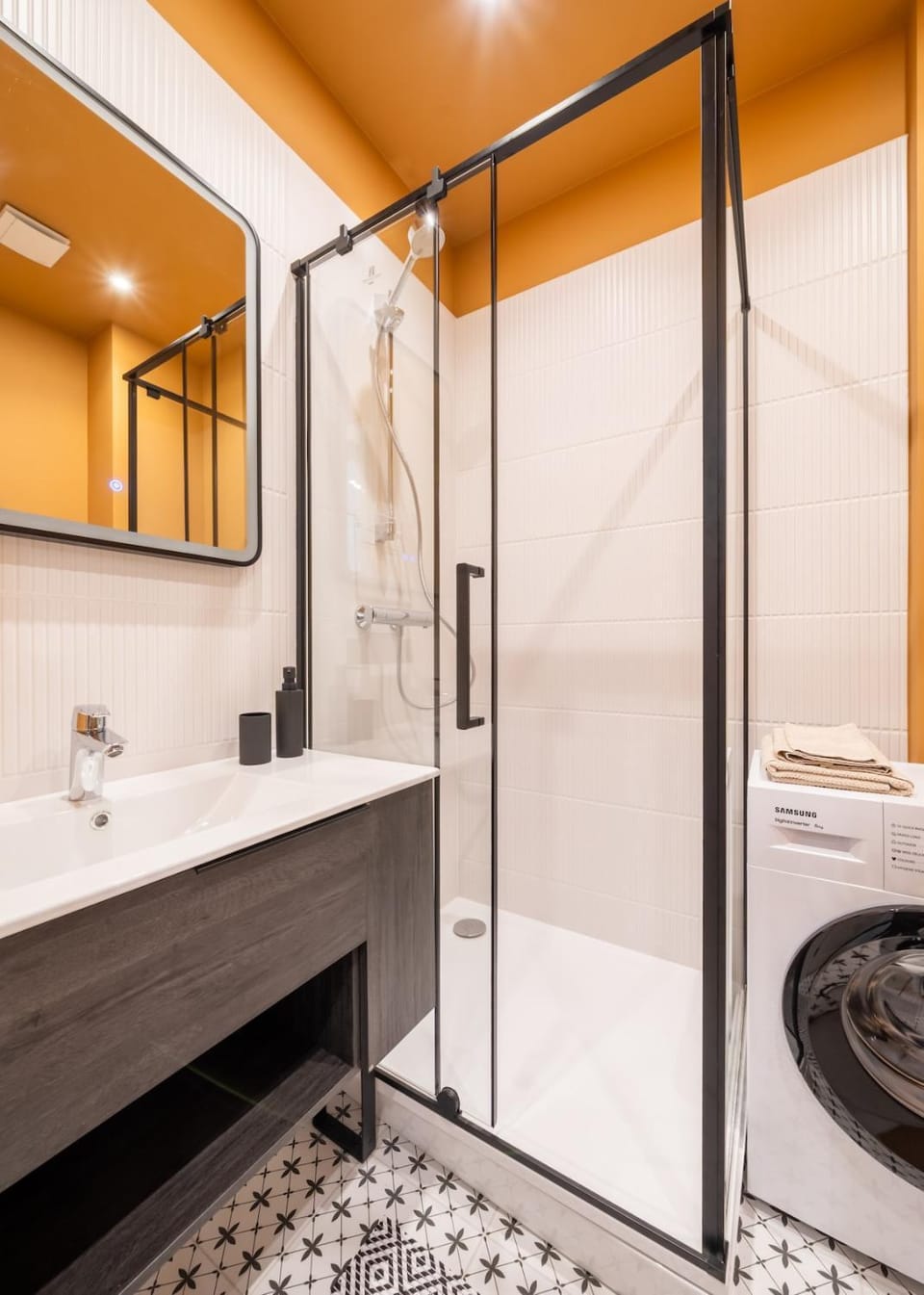 New Old Town studio - Luxury mattress, TV, Work desk, AC, Security Apartment in Riga