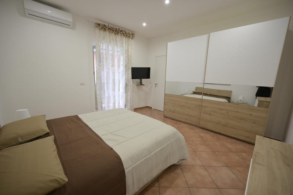 Bed, TV and multimedia, Photo of the whole room, Bedroom, air conditioner