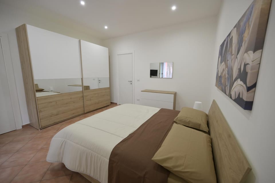 Bed, TV and multimedia, Photo of the whole room, Bedroom, wardrobe