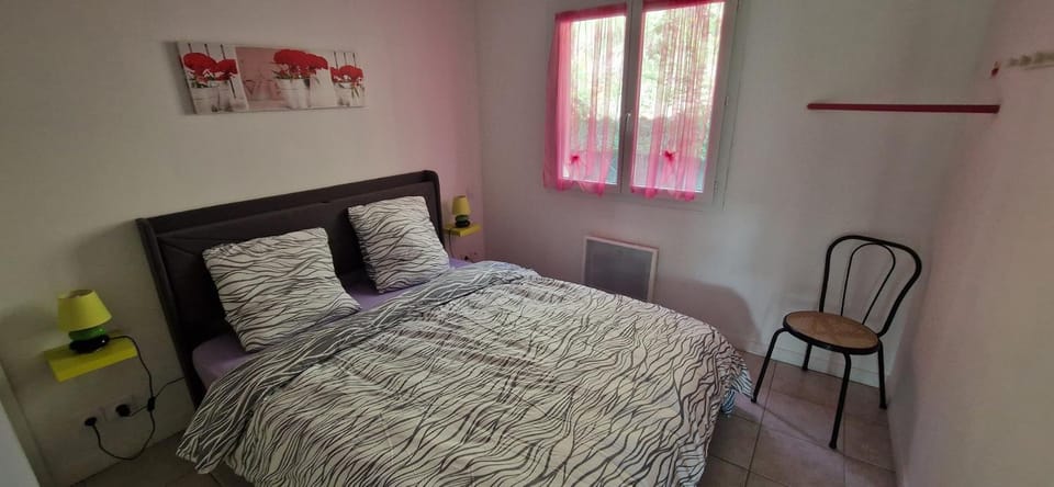 Bed, Night, Coffee/tea facilities, Bedroom, air conditioner