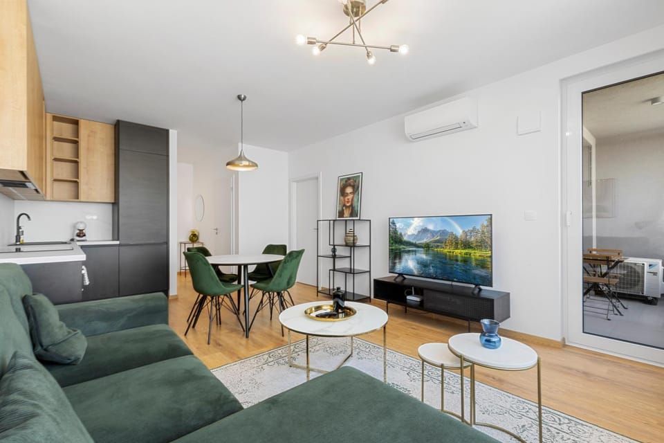 TV and multimedia, Kitchen or kitchenette, Living room, Seating area