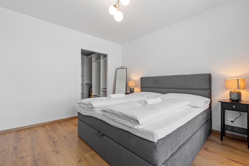 Bed, Photo of the whole room, Bedroom, towels