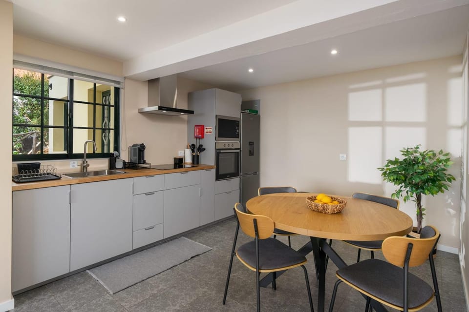 Kitchen or kitchenette, Dining area, oven, stove