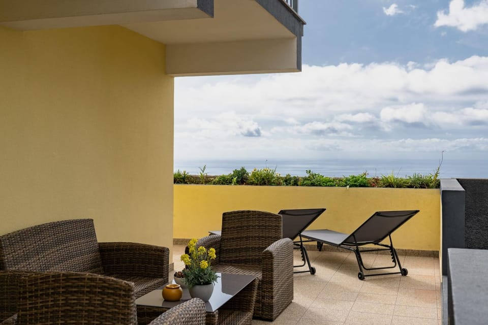 Balcony/Terrace, Seating area, Sea view, sunbed