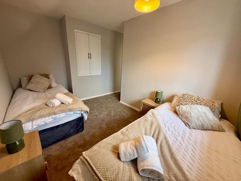 Bed, Bedroom, towels
