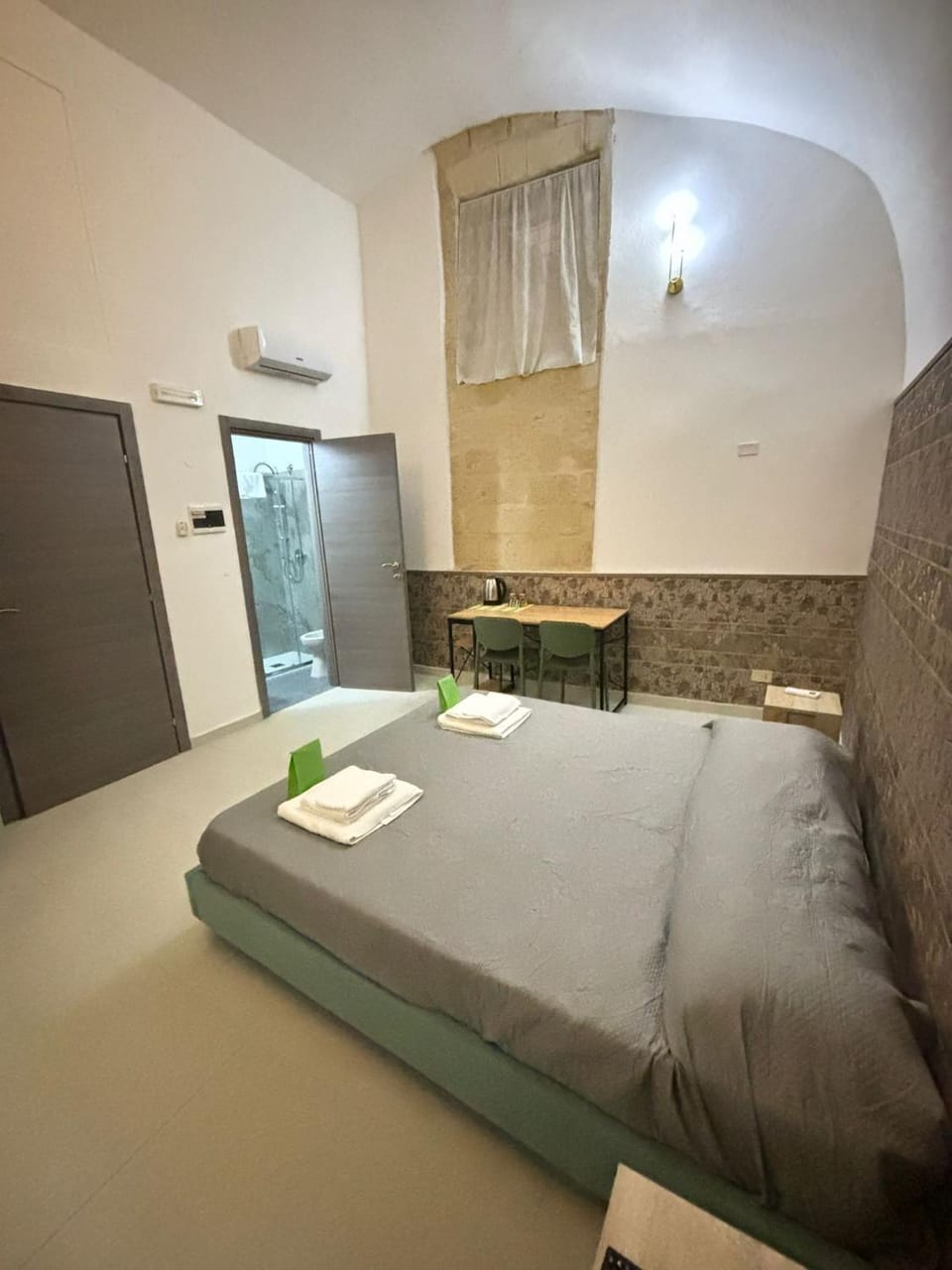 Photo of the whole room, Bedroom, towels