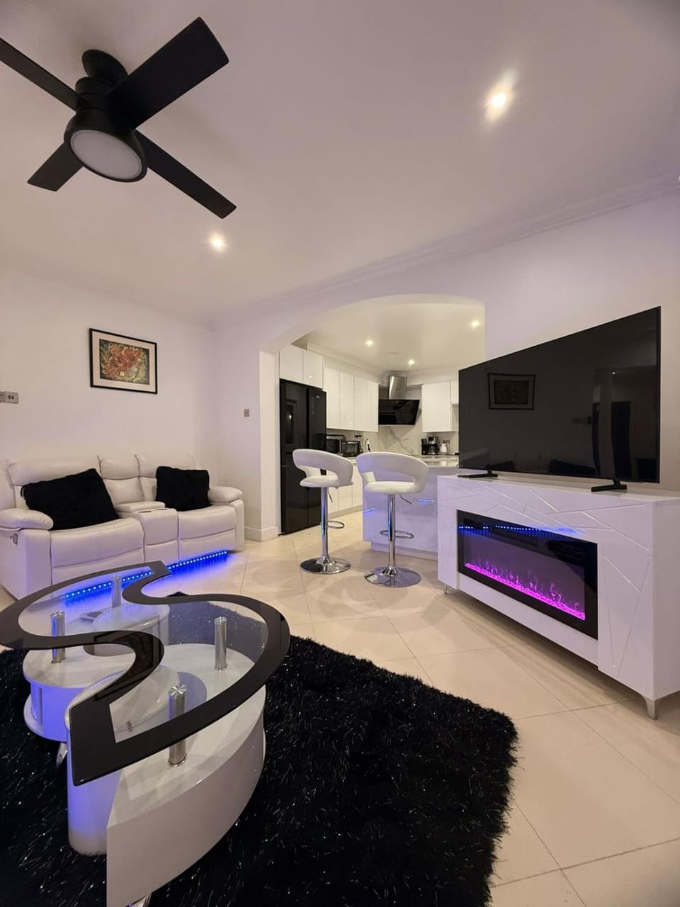 Communal lounge/ TV room, TV and multimedia, Seating area, Evening entertainment, fireplace