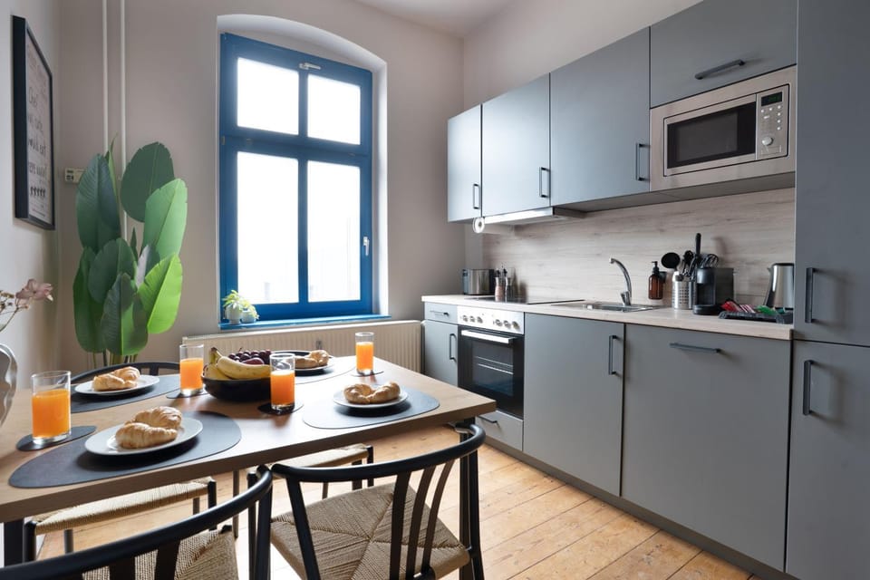 Coffee/tea facilities, Kitchen or kitchenette, Dining area, stove