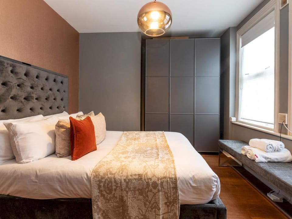 Bed, Other, Photo of the whole room, Seating area, Bedroom, towels