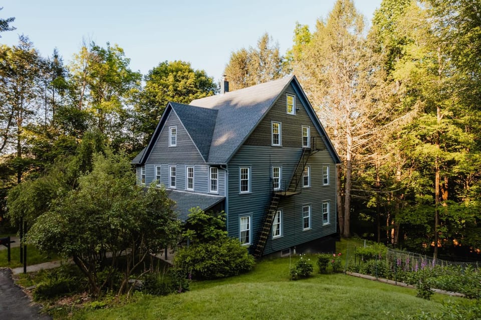 The Gables Newly Renovated Farmhouse Sleeps 17 House in Callicoon