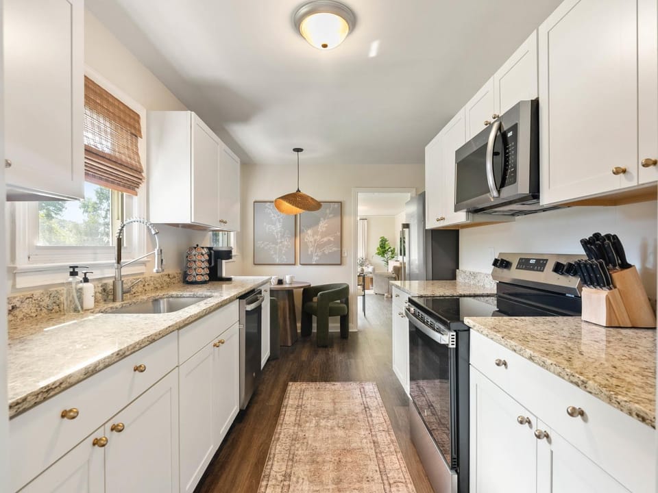 Coffee/tea facilities, Kitchen or kitchenette, dishwasher, oven, stove, toaster