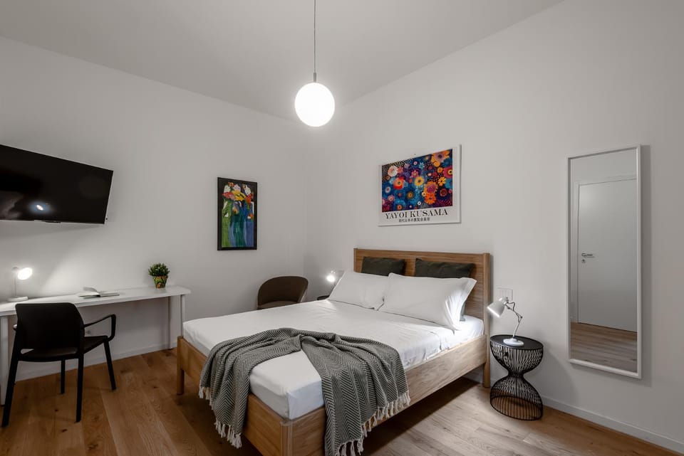 Bed, TV and multimedia, Photo of the whole room, Bedroom