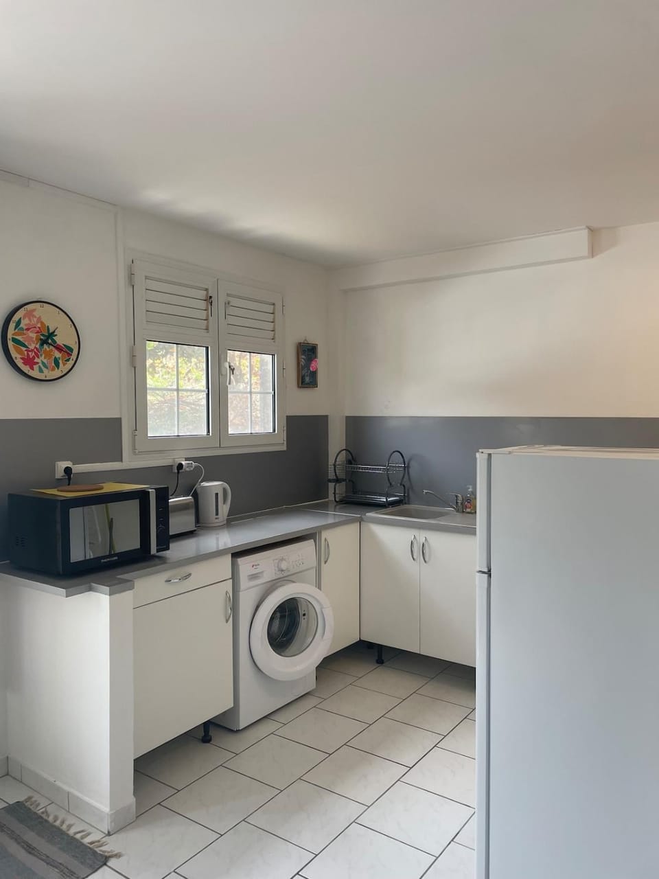 Kitchen or kitchenette, washing machine