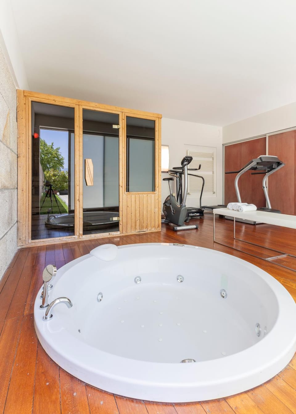 Hot Tub, Sauna, Fitness centre/facilities