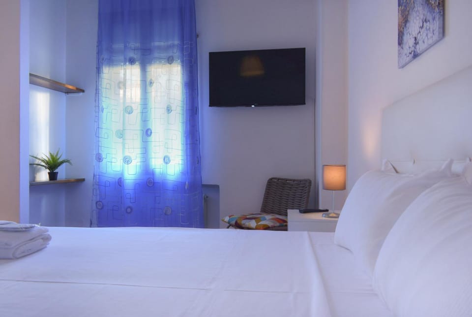 Bed, TV and multimedia, Photo of the whole room, Bedroom, towels