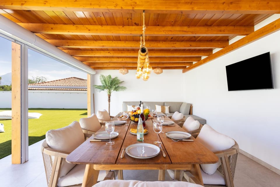 Seating area, Dining area