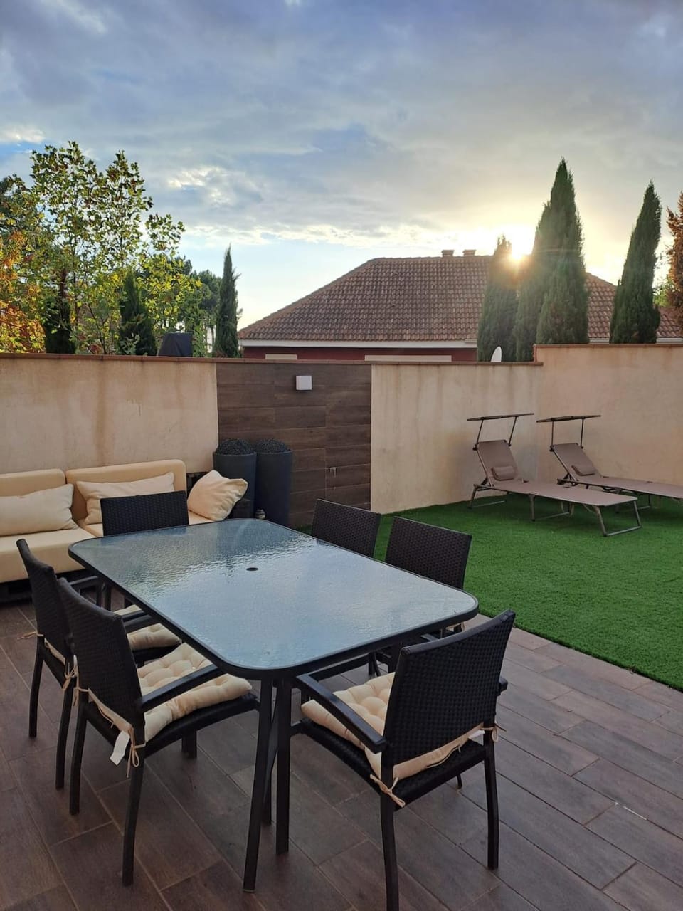 Patio, Day, Garden, Living room, Seating area, Dining area, Garden view