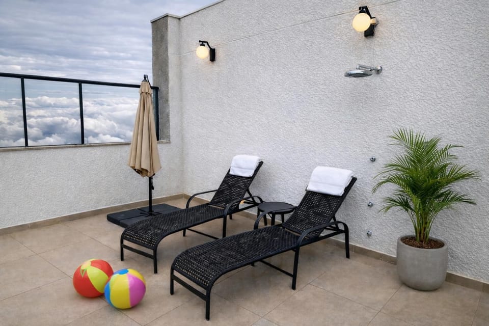 Seating area, Swimming pool, sunbed