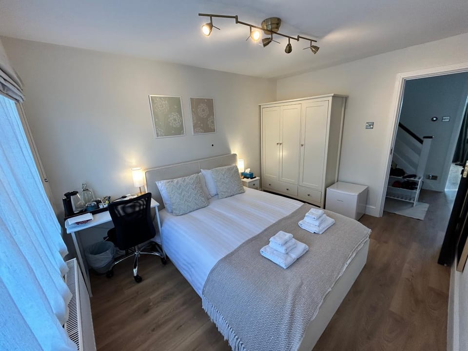 Room with private bathroom 5 min to Legoland & Windsor Castle - free parking and EV plug Bed and Breakfast in Windsor