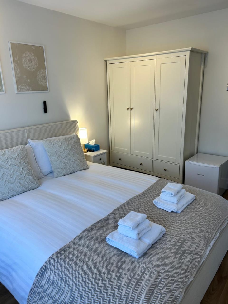 Room with private bathroom 5 min to Legoland & Windsor Castle - free parking and EV plug Bed and Breakfast in Windsor